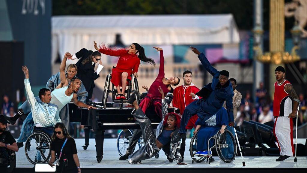 Performers at the Place de la Concorde