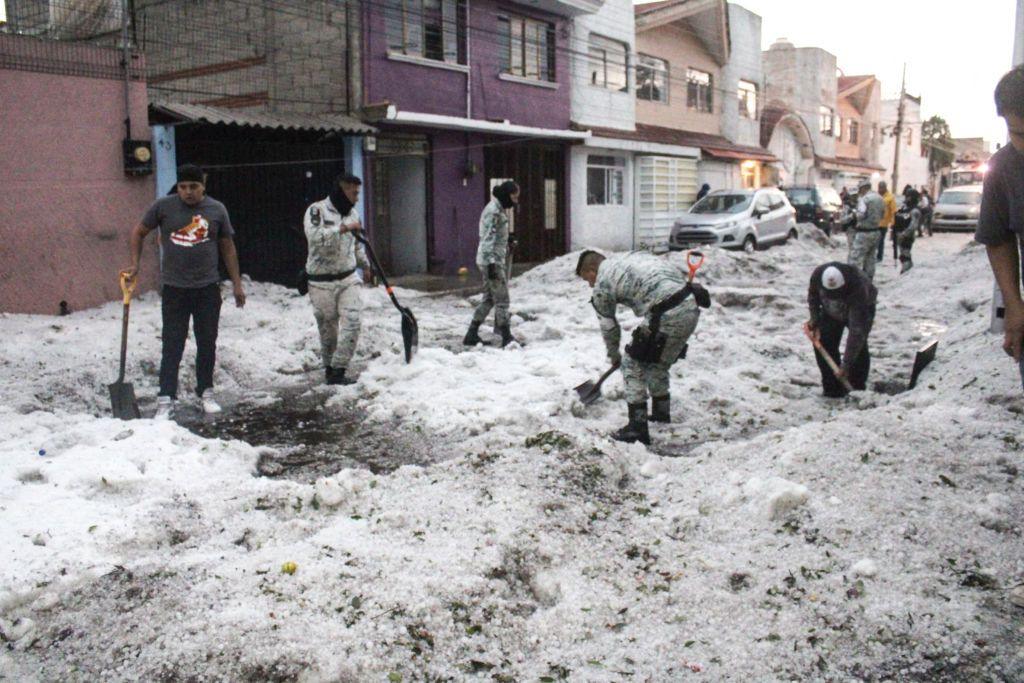 Shovelling hail Mexico