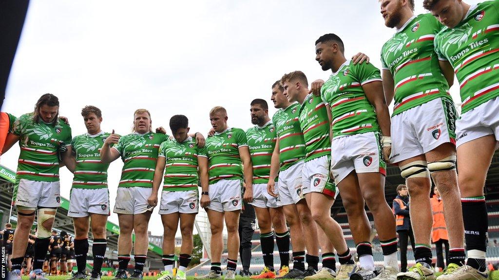 Leicester Tigers players talk in a huddle