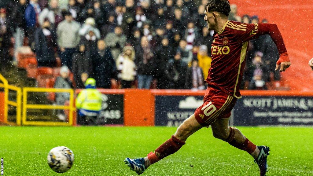 Aberdeen's Leighton Clarkson scores to make it 2-1 during a cinch Premiership match between Aberdeen and Heart of Midlothian at Pittodrie Stadium