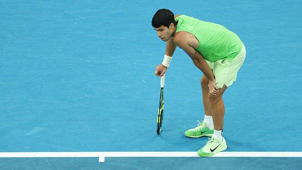 Carlos Alcaraz suffering from a cramp in the Australian Open