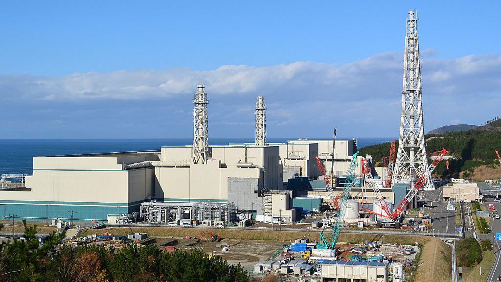 Japan suspends restart of worldâs biggest nuclear plant