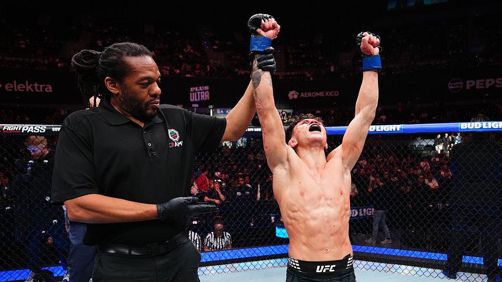 Lone'er Kavanagh celebrates beating Brandon Moreno