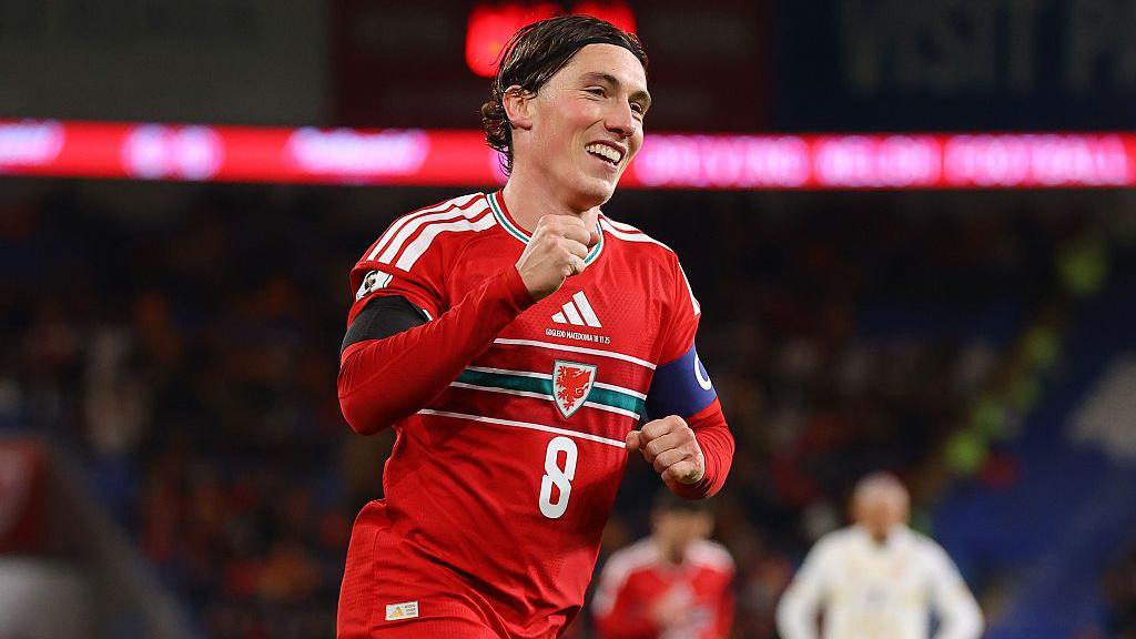 Harry Wilson yn dathlu sgorio ei drydedd gôl yn y fuddugoliaeth o 7-1 yn erbyn Gogledd Macedonia yn rowndiau rhagbrofol Cwpan y Byd 2026
