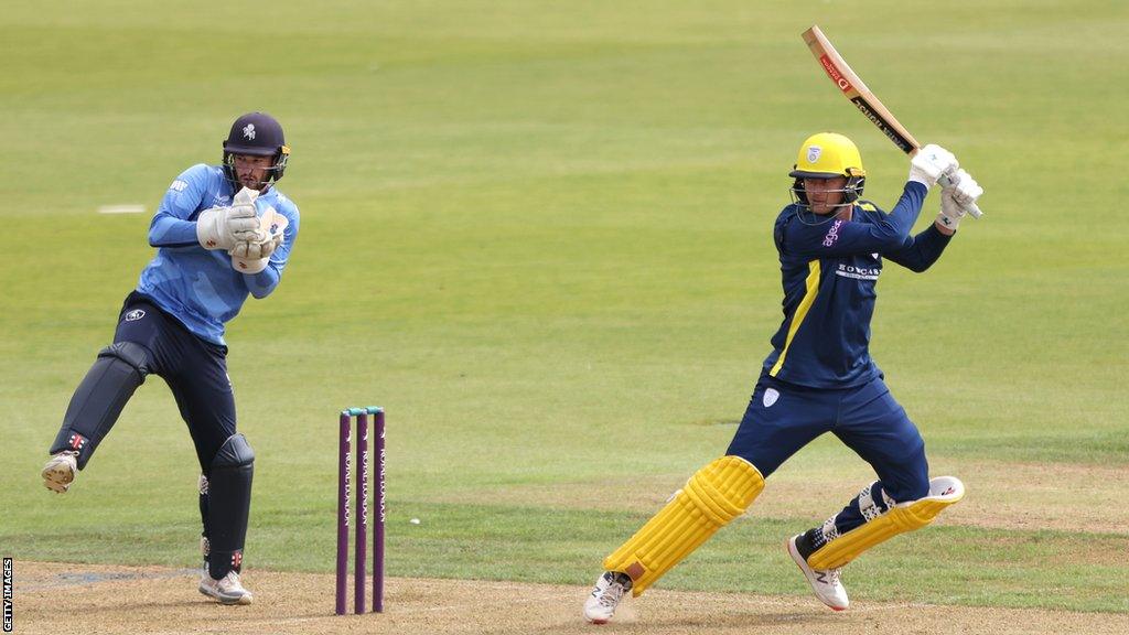 Hampshire batter Aneurin Donald has signed a new contract to stay at the club until the end of 2024.