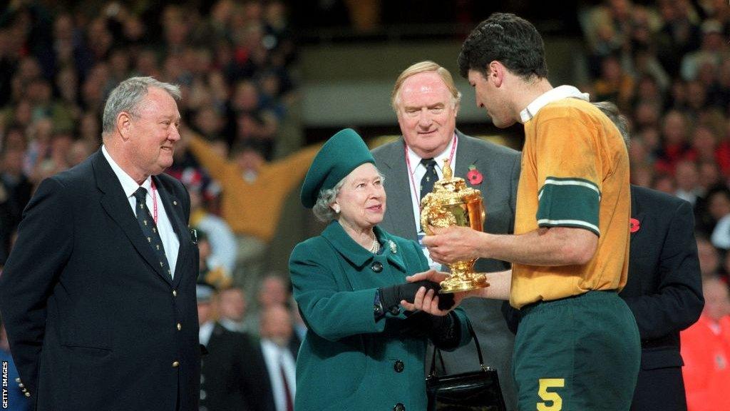 Queen Elizabeth presents World Cup to John Eales