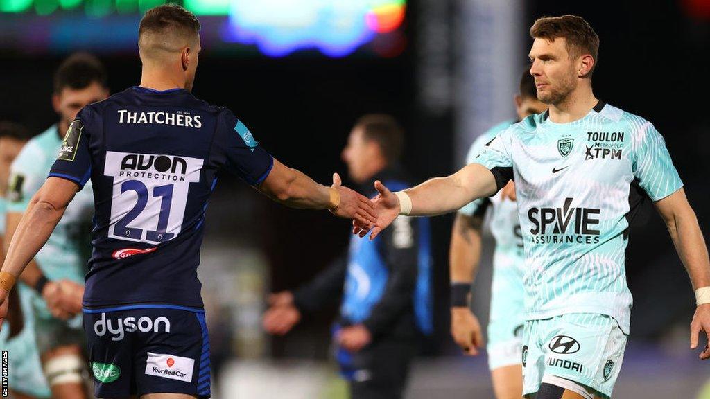 Dan Biggar (r) of Toulon shakes hands with Louis Schreuder of Bath at the final whistle