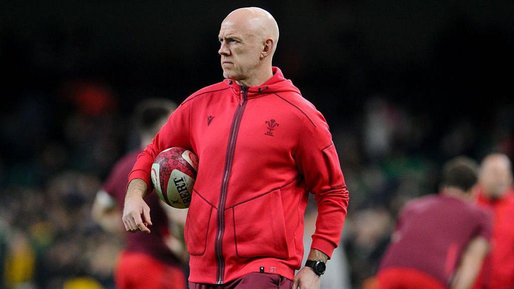 Prif hyfforddwr Cymru Steve Tandy cyn y gêm yn erbyn De Affrica yn 2025