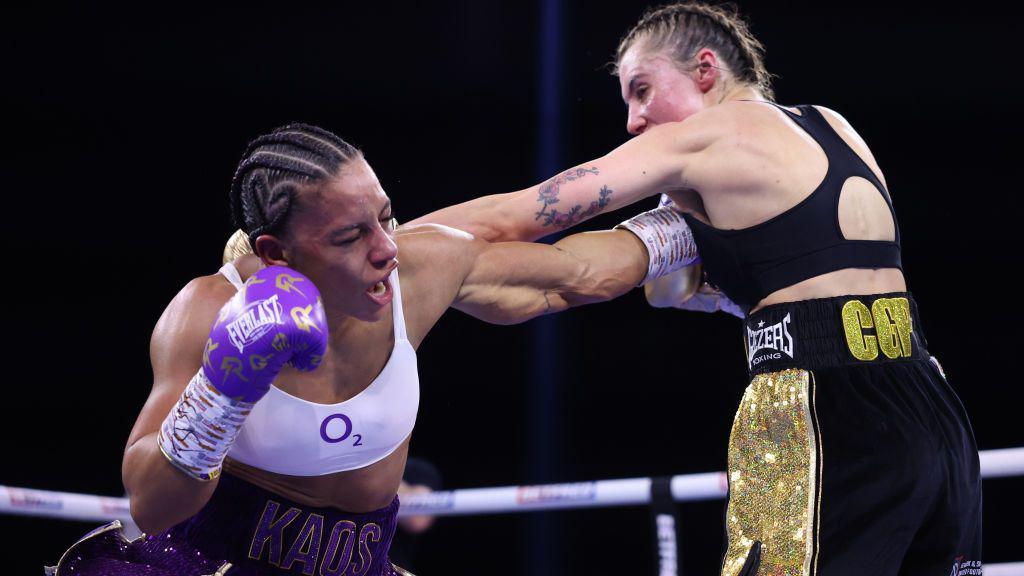 Shannon Ryan trades punches with Emma Dolan