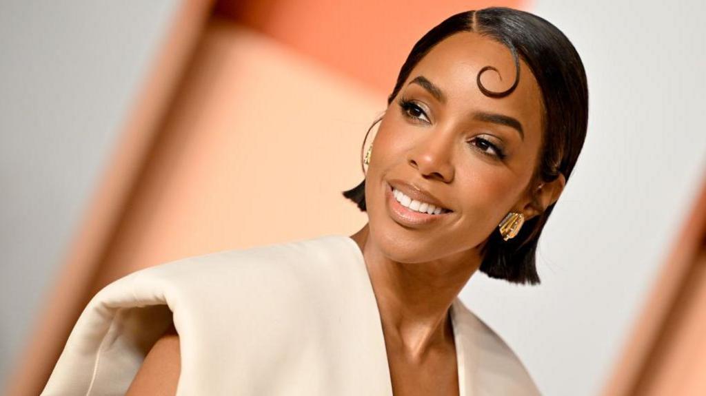 Kelly Rowland smiling