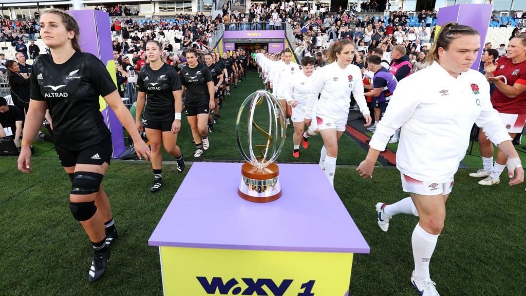 England and New Zealand players walk out of the tunnel