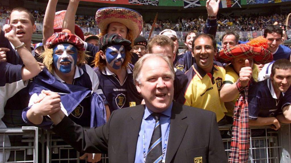 Craig Brown is luchd-taic na h-Alba aig Cupa na Cruinne ann an 1998