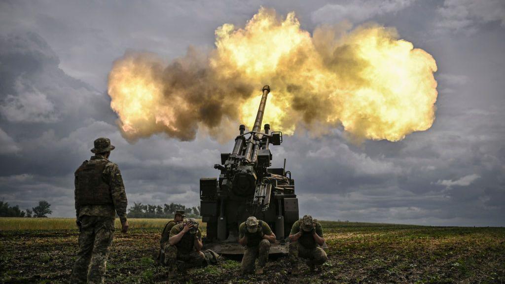 TOPSHOT - Ukrainian servicemen fire with a French self-propelled 155 mm/52-calibre gun Caesar towards Russian positions at a front line in the eastern Ukrainian region of Donbas on June 15, 2022. - Ukraine pleaded with Western governments on June 15, 2022 to decide quickly on sending heavy weapons to shore up its faltering defences, as Russia said it would evacuate civilians from a frontline chemical plant. (Photo by ARIS MESSINIS / AFP) (Photo by ARIS MESSINIS/AFP via Getty Images)