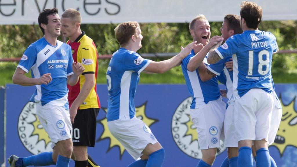 The Saints players congratulate Steven Anderson on his amazing goal