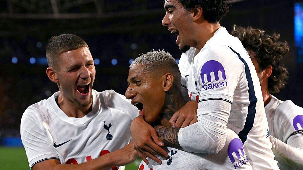 Richarlison (C) celebrates scoring