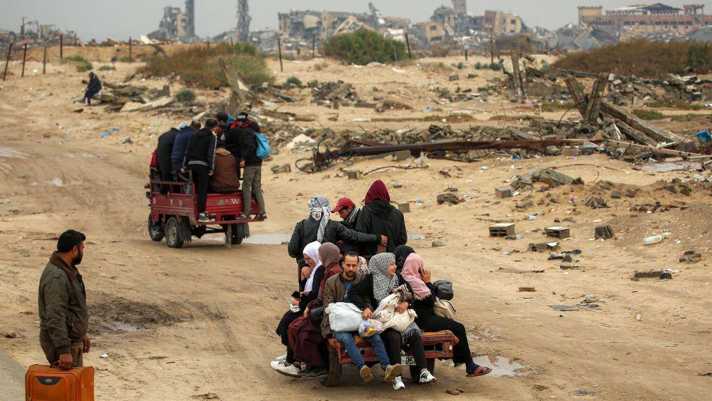 Displaced Palestinians make their way from Nuseirat refugee camp to Gaza City a day after the withdrawal of Israeli forces, during a ceasefire between Israel and Hamas (10 February 2025)