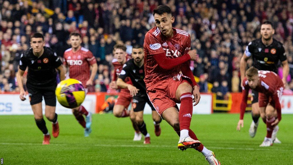 Bojan Miovski scores a penalty for Aberdeen against Dundee United