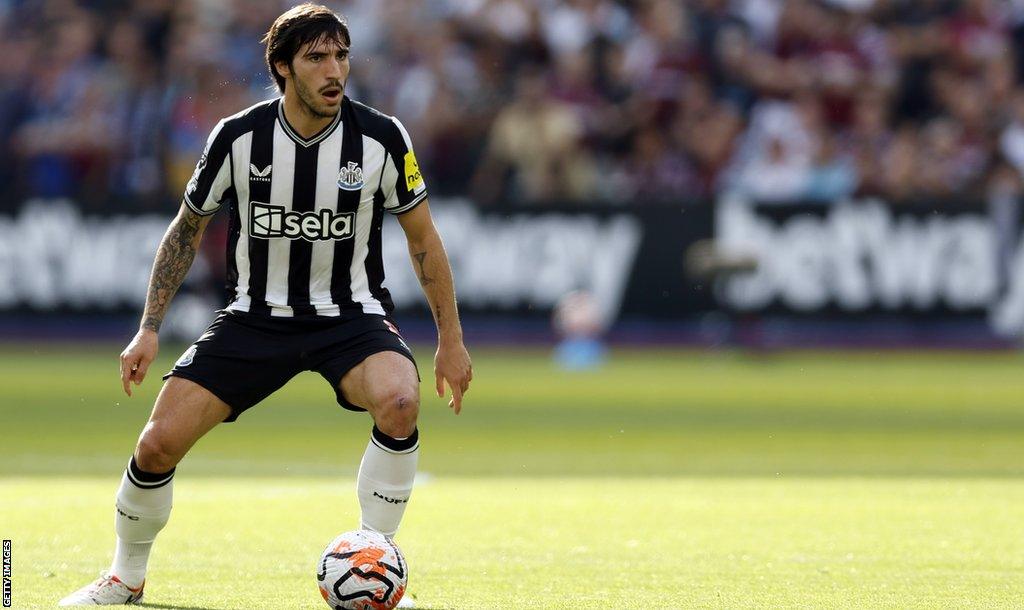 Sandro Tonali gets on the ball