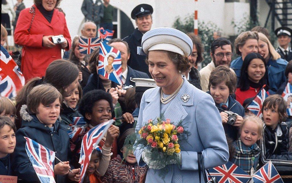 queen meeting children