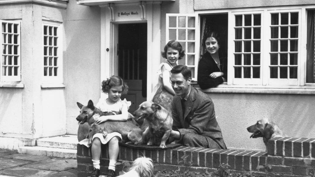 Mbreti George VI dhe Mbretëresha Elizabeth me Princeshat Margaret dhe Nënën Mbretëreshë në Y Bwthyn Bach në vitin 1936