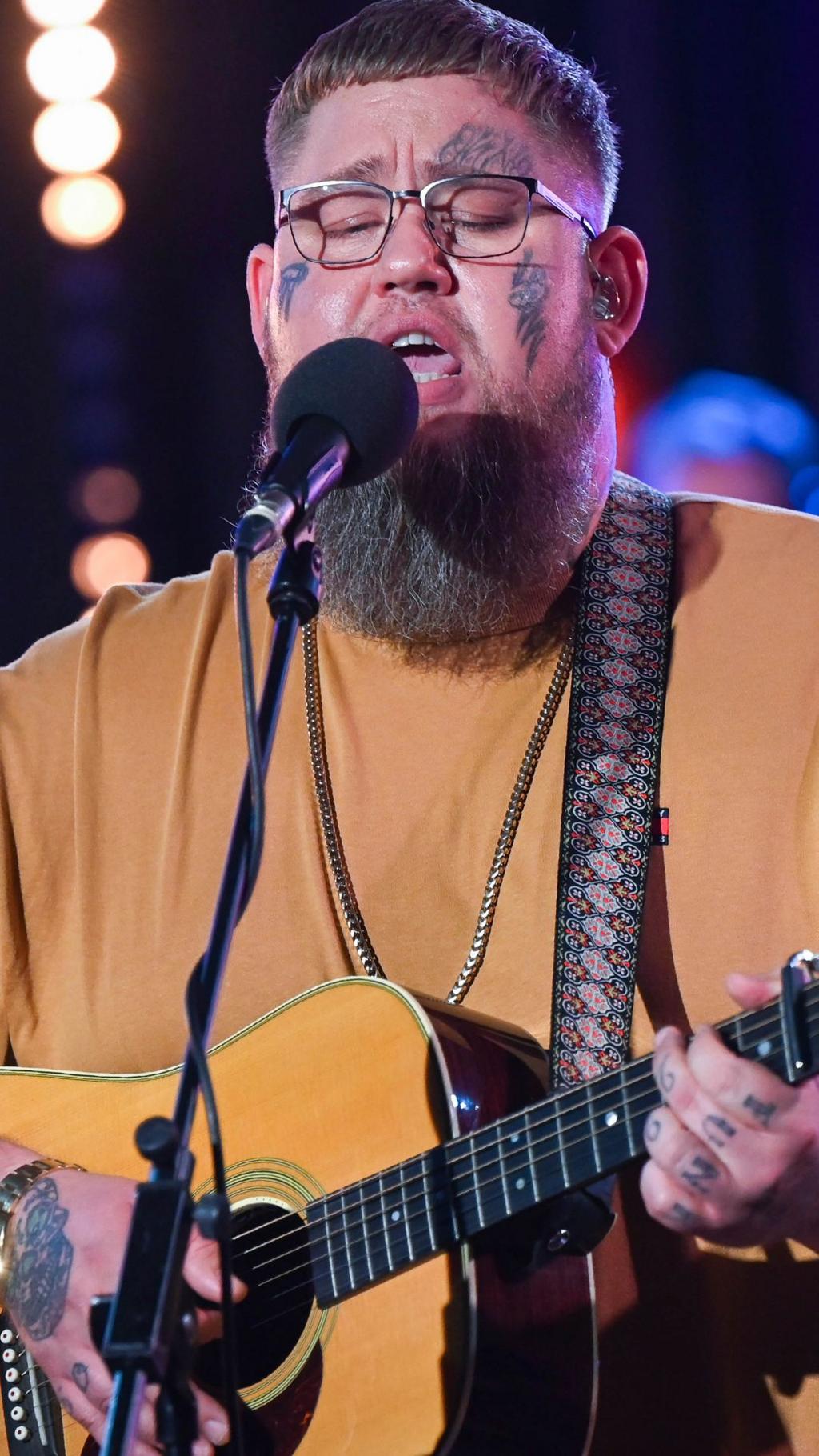 Rag‘n’Bone Man's performs his hit 'Skin' on Radio 2