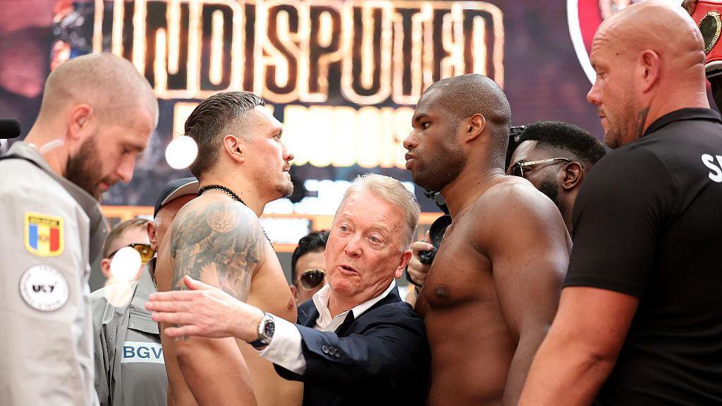 Frank Warren gets between Oleksandr Usyk and Daniel Dubois as the two face off