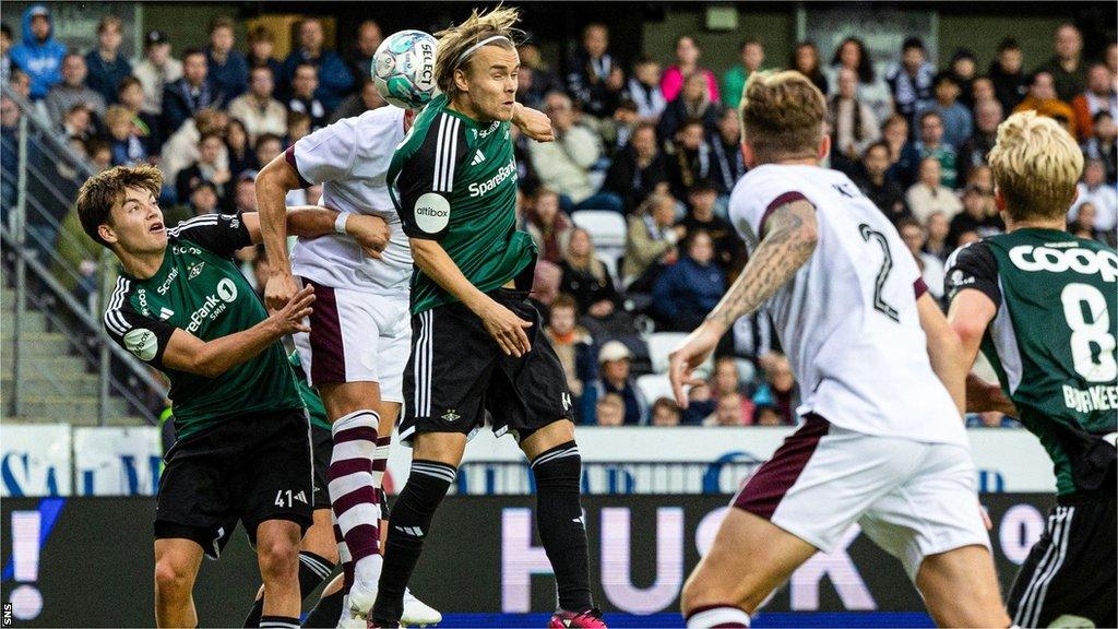 Lawrence Shankland pulls one back for Hearts