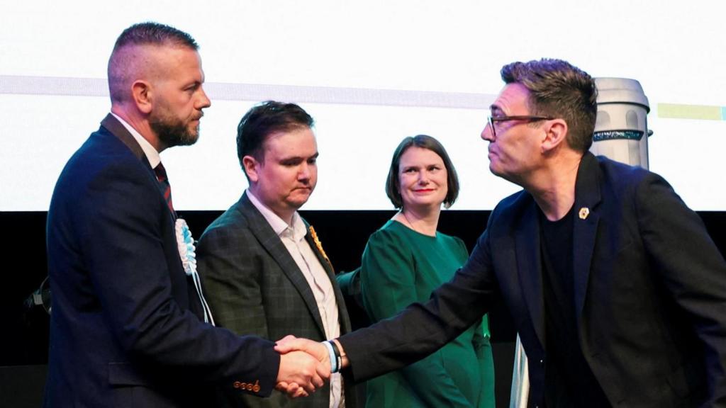 Burnham shakes hands with Reform's Robert Kenyon