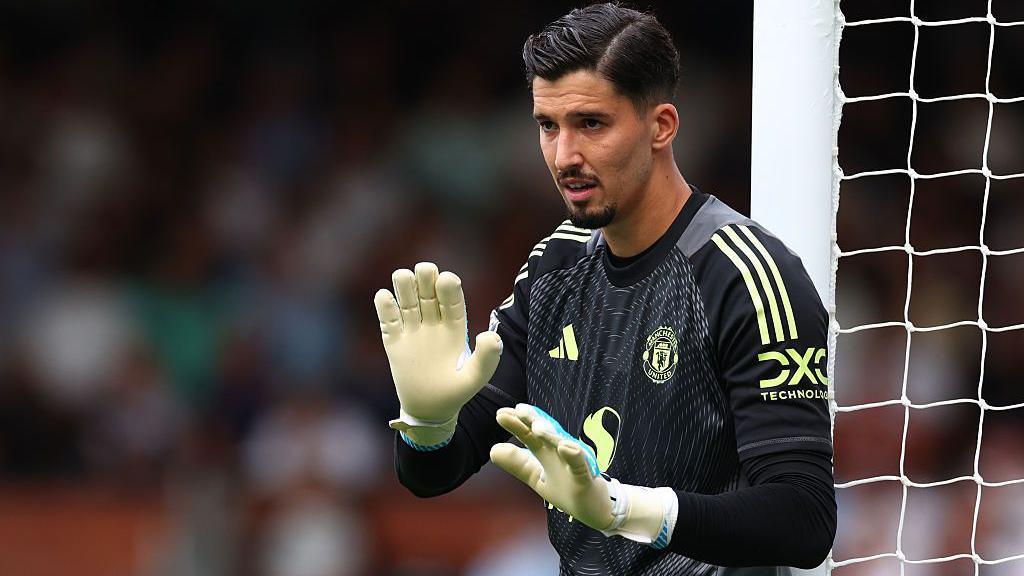 Altay Bayindir playing for Manchester United