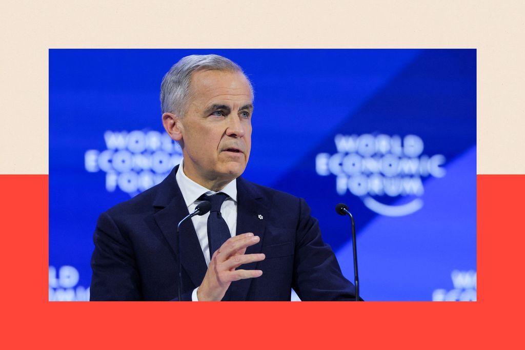 Kryeministri kanadez, Mark Carney, i veshur me një kostum të errët dhe kravatë blu, qëndron pranë një mikrofoni përpara një sfondi blu me mbishkrimin "Forumi Ekonomik Botëror".