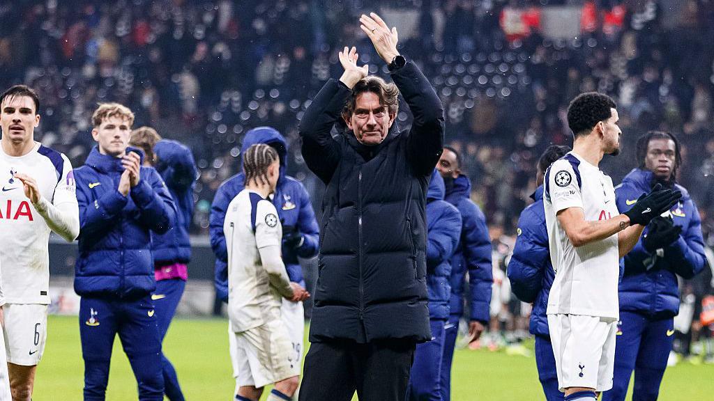 Thomas Frank aplaude a la afición de los Spurs y celebra con sus jugadores