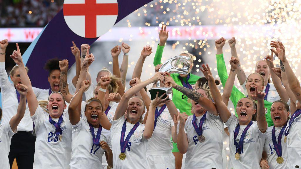 Lionesses lifting the Euros trophy