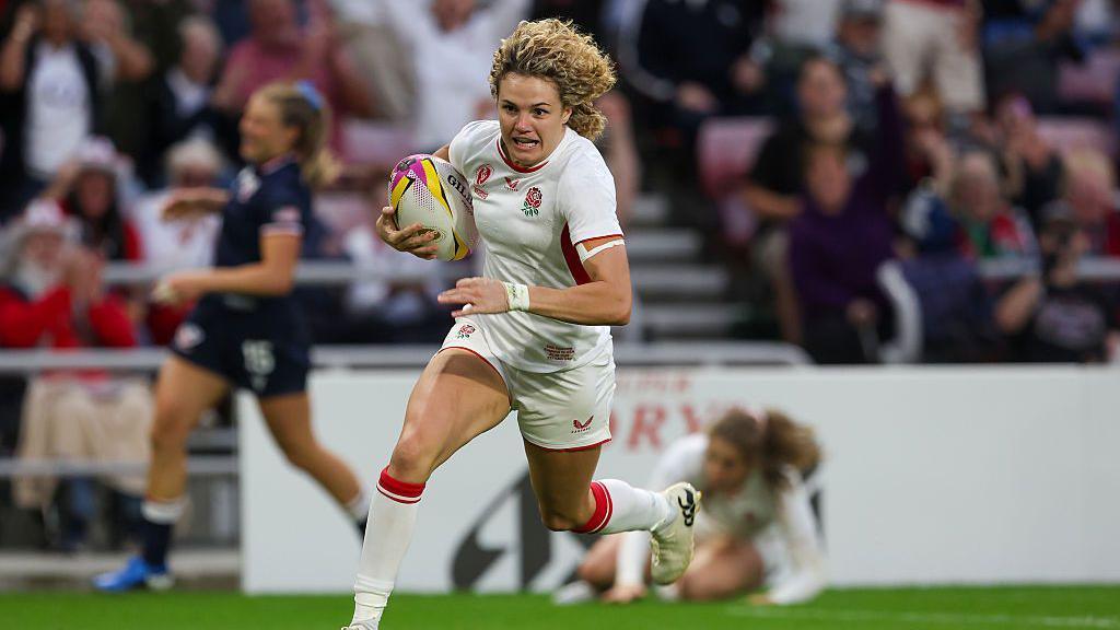 Ellie Kildunne running with the ball.