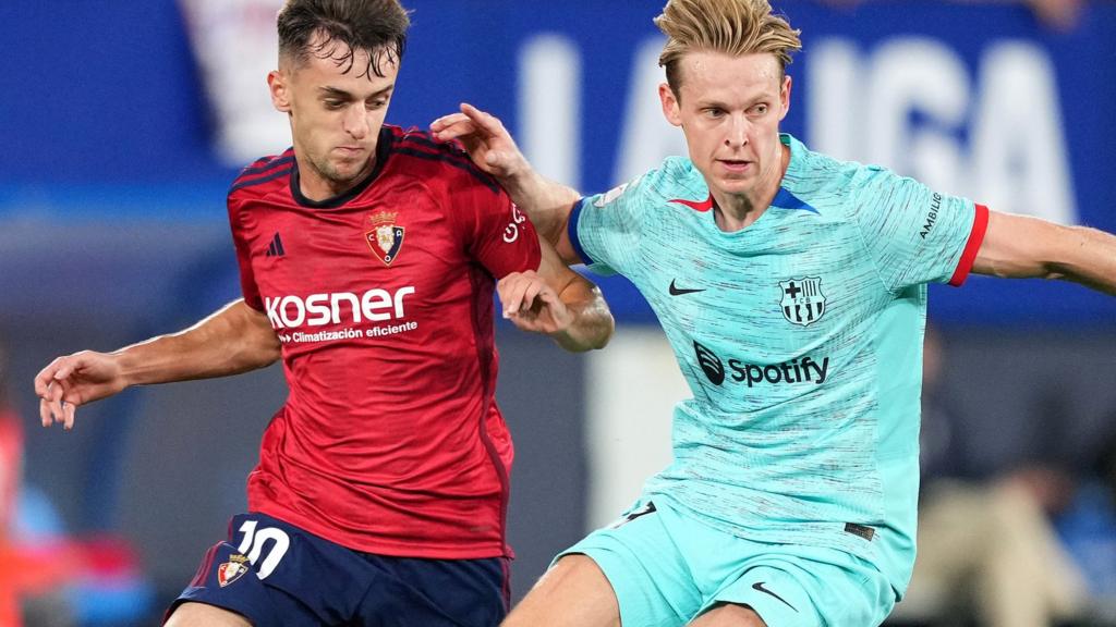 Barcelona's Frenkie de Jong (right) and Osasuna's Aimar Oroz (left)