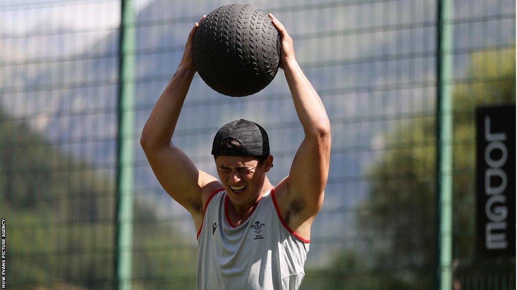 Louis Rees-Zammit in training