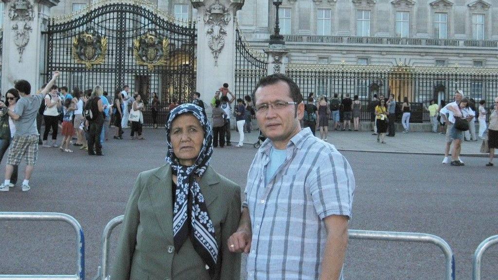 Aziz and his mother Hepizikhan Nizamidin in front of Buckingham Palace
