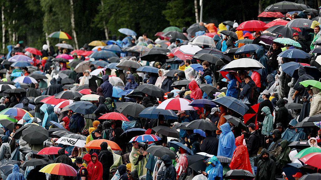 Los aficionados alzaron sus paraguas durante el Gran Premio de Bélgica del año pasado, que se disputó en pista húmeda y seca.