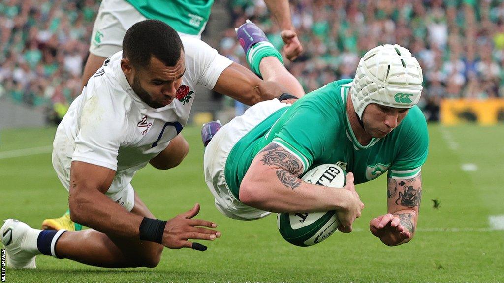 Mack Hansen touches down to score Ireland's fourth try