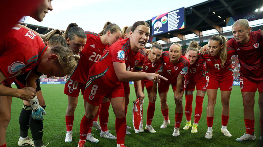 Chwaraewyr Cymru cyn y gêm yn erbyn Lloegr yn Euro 2025