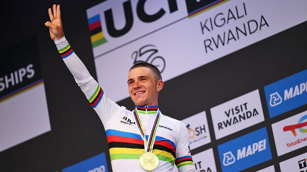Remco Evenepoel with his gold medal