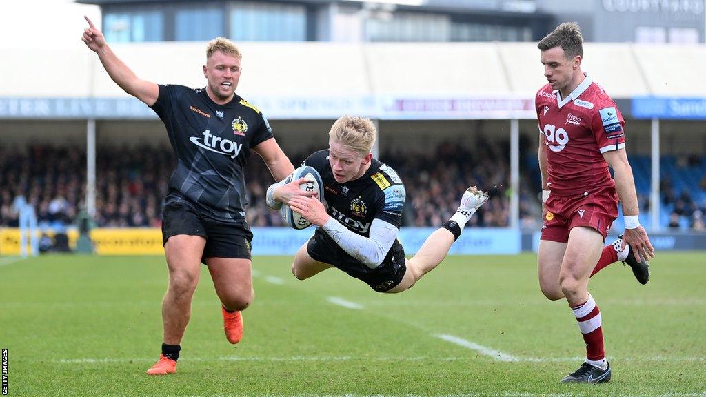 Josh Hodge scores a try