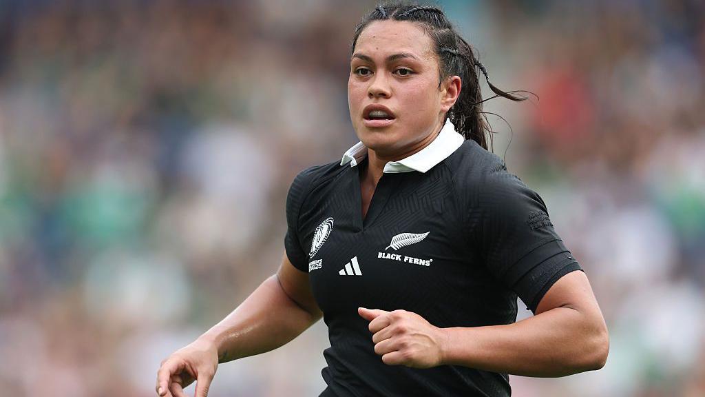 Layla Sae in action for the Black Ferns