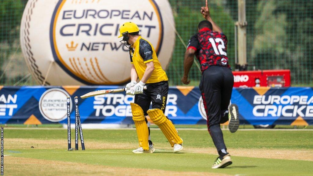 Hornchurch bowler bowls out an OVs batter