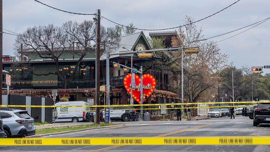 Tiroteo mortal en bar de Texas es 'potencialmente un acto de terrorismo', dice el FBI