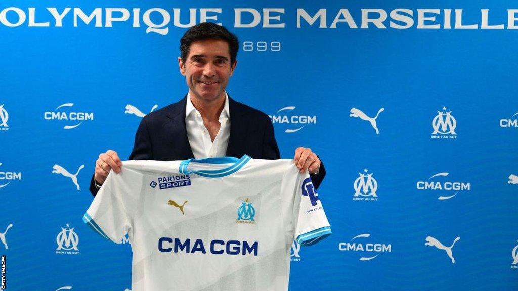 Marcelino holds a Marseille shirt