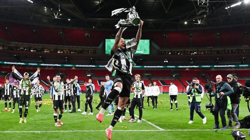 Joelinton celebrates with the Carabao Cup trophy