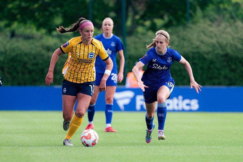 Caitlin Hayes dribbles past Katja Snoeijs