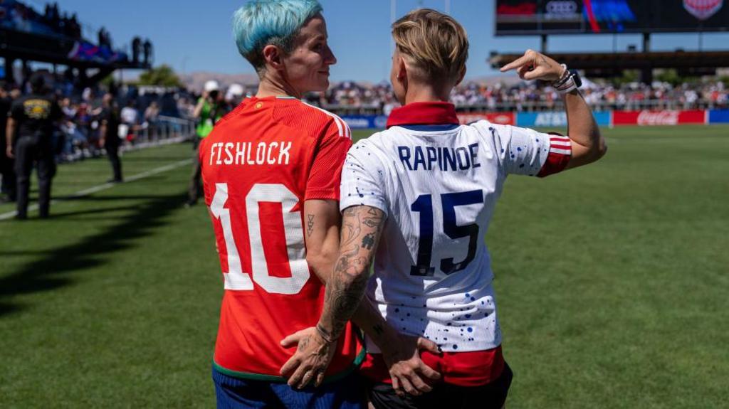 Megan Rapinoe gyda Jess Fishlock cyn gêm gyfeillgar rhwng yr Unol Daleithiau a Chymru yn 2023