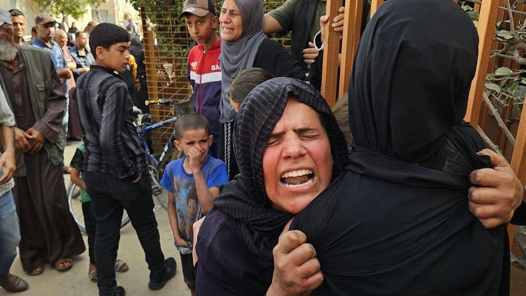 Relatives mourn as the bodies of Palestinians are being brought to the Nasser Hospital