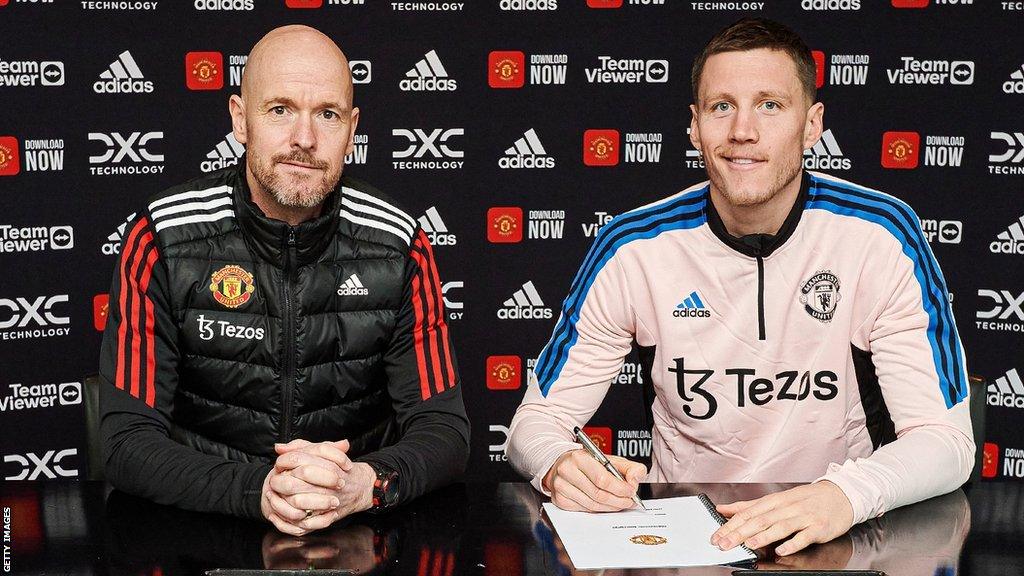 Wout Weghorst signing his Man Utd contract alongside Erik ten Hag